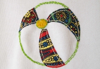 手刺繍とパッチワークのスウェット（トレーナー）。サーカスの「玉遊びのオットセイ」のスウェット（トレーナー）。