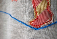 手刺繍とパッチワークのスウェット（トレーナー）。サーカスの「綱渡りのジャグリング」のスウェット（トレーナー）。