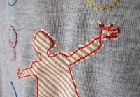 手刺繍とパッチワークのスウェット（トレーナー）。サーカスの「ピエロのジャグリング」のスウェット（トレーナー）。