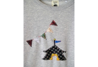 手刺繍とパッチワークのスウェット（トレーナー）。サーカス小屋の「テント」のスウェット（トレーナー）。